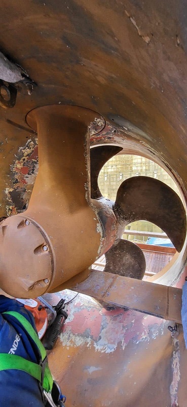 Hull thruster for large ship